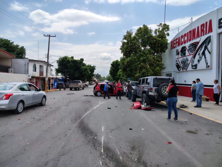 Cuantiosos daños deja carambola vehicular en el crucero de calles Cinco y Mina