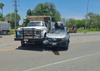 Provoca accidente al salir del Fraccionamiento Santa Regina