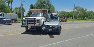 Provoca accidente al salir del Fraccionamiento Santa Regina