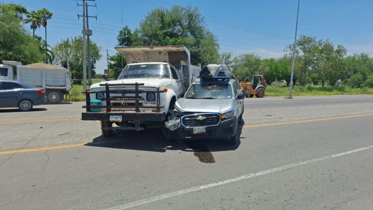 Provoca accidente al salir del Fraccionamiento Santa Regina