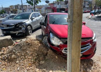 Fuerte choque vehicular en el crucero de las calles 19 y Berriozábal