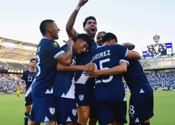 Guatemala y Luis Fernando Tena debutan con el pie derecho