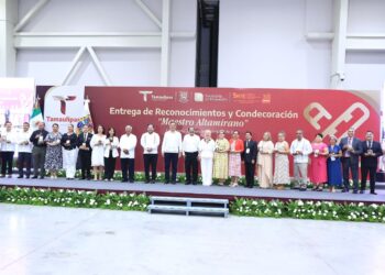 Reciben 284 maestras y maestros condecoraciones por 40 años de servicio en Tamaulipas