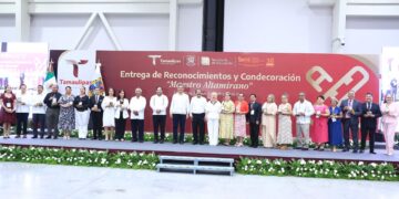 Reciben 284 maestras y maestros condecoraciones por 40 años de servicio en Tamaulipas