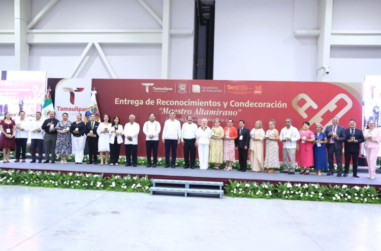 Reciben 284 maestras y maestros condecoraciones por 40 años de servicio en Tamaulipas
