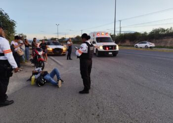 Motociclista herido al estrellarse en camioneta que omitió un alto
