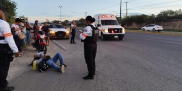 Motociclista herido al estrellarse en camioneta que omitió un alto