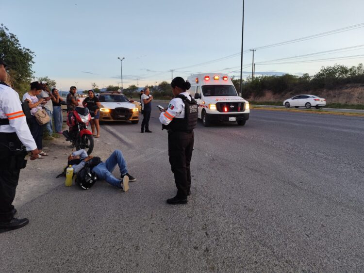 Motociclista herido al estrellarse en camioneta que omitió un alto