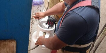 Bomberos controlan fuga de gas LP en colonia Lázaro Cárdenas