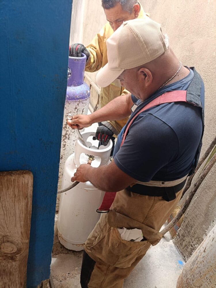 Bomberos controlan fuga de gas LP en colonia Lázaro Cárdenas