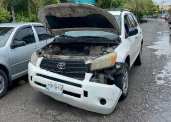 Abusivo chofer de ranger choca contra camioneta, amenaza a conductora y huye