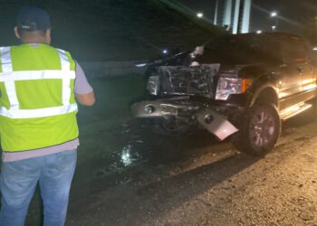 Camioneta tumba poste de alumbrado en el Libramiento Naciones Unidas