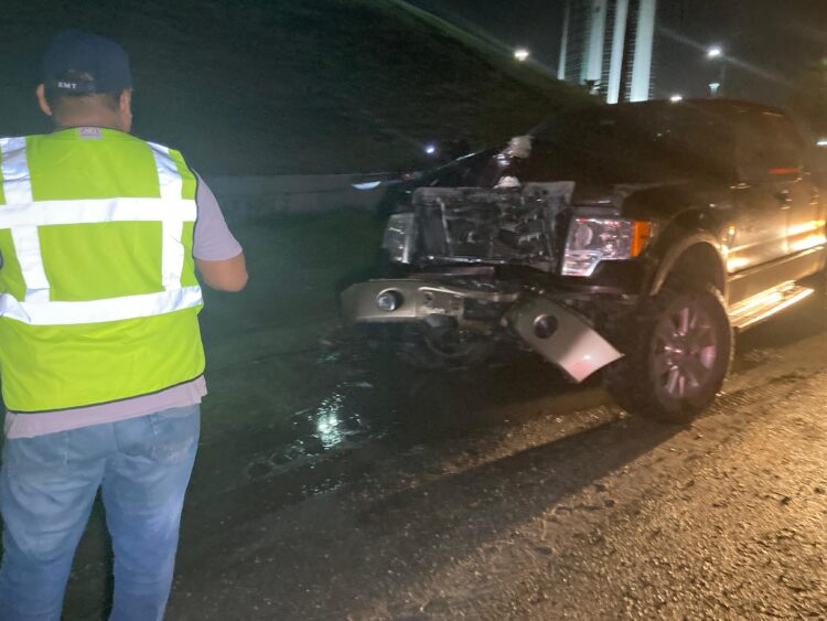 Camioneta tumba poste de alumbrado en el Libramiento Naciones Unidas