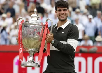 Carlos Alcaraz conquista Queen’s y llegará fino a Wimbledon