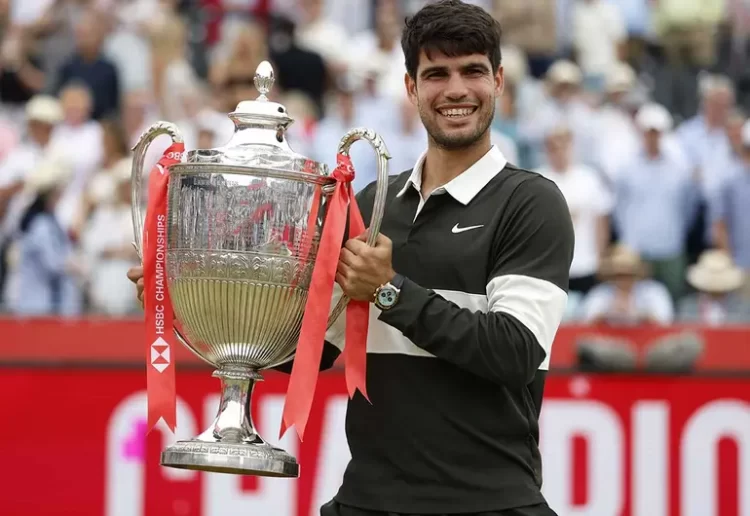 Carlos Alcaraz conquista Queen’s y llegará fino a Wimbledon