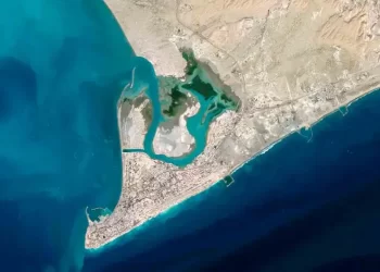 Irán amenaza con cerrar el Estrecho de Ormuz y sacude el mercado mundial del petróleo