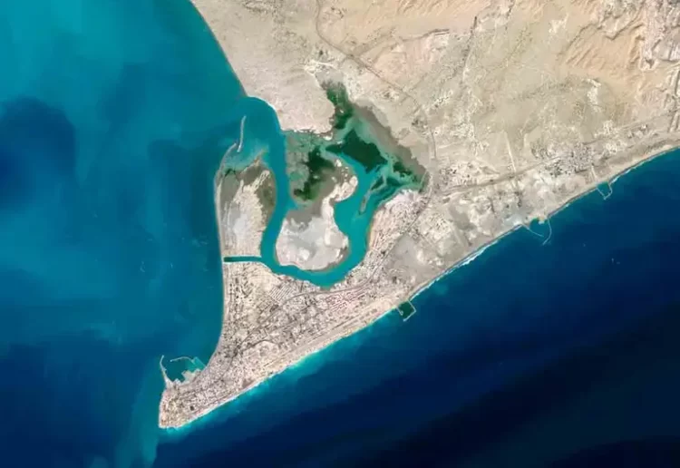 Irán amenaza con cerrar el Estrecho de Ormuz y sacude el mercado mundial del petróleo