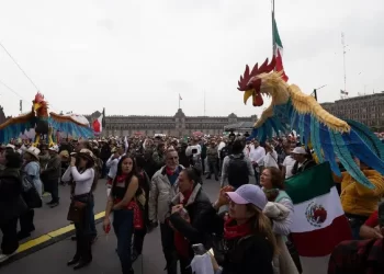Galleros marchan en CDMX contra ley que busca prohibir peleas de gallos