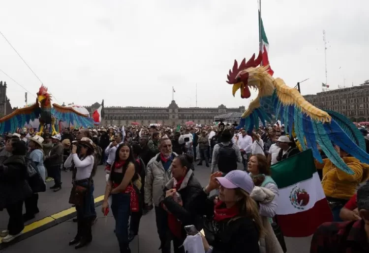 Galleros marchan en CDMX contra ley que busca prohibir peleas de gallos