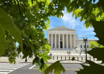 Corte Suprema de EU limita poder de jueces para bloquear la ciudadanía por nacimiento