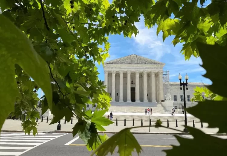 Corte Suprema de EU limita poder de jueces para bloquear la ciudadanía por nacimiento