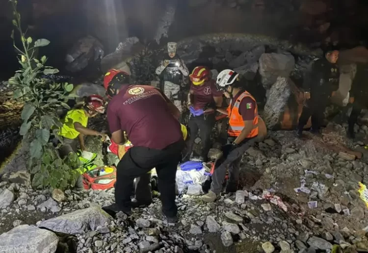 Unidad de Guardia Nacional cae a barranco en ruta Linares-San Roberto; hay 5 heridos