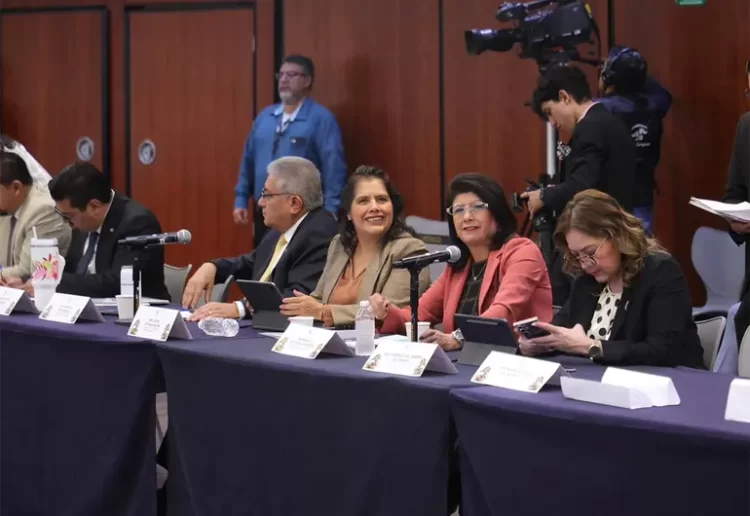 Empresas de telefonía móvil exigirán CURP o RFE a usuarios; lo prevé reforma a telecomunicaciones