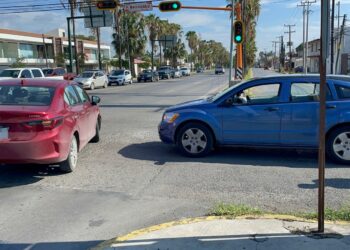 Chocan autos en el crucero de calles Ocho y Berriozábal