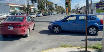 Chocan autos en el crucero de calles Ocho y Berriozábal