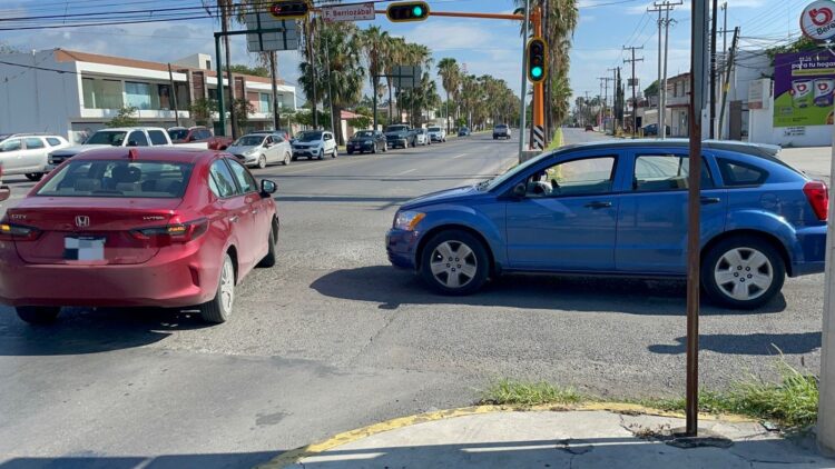 Chocan autos en el crucero de calles Ocho y Berriozábal