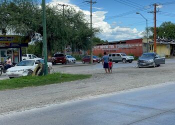 Enésimo percance vehicular en el crucero Eje Vial Lázaro Cárdenas y Coahuila