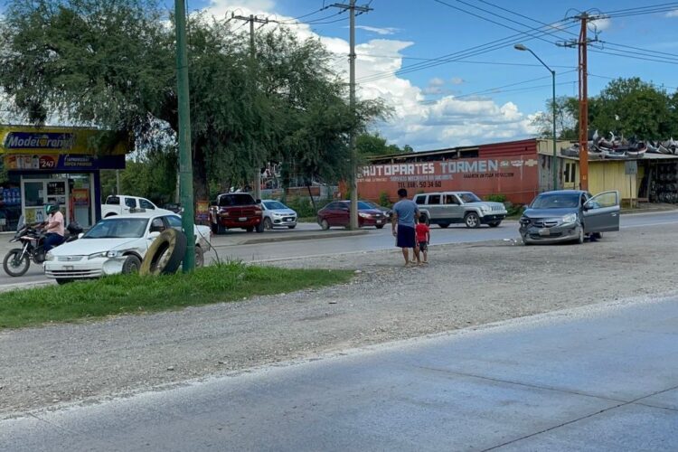 Enésimo percance vehicular en el crucero Eje Vial Lázaro Cárdenas y Coahuila