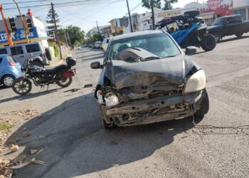Fuerte choque vehicular en el crucero de calles 19 y Berriozábal
