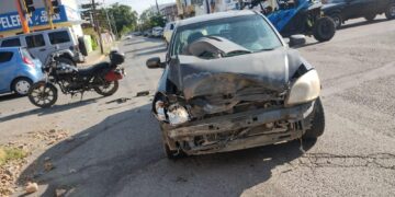 Fuerte choque vehicular en el crucero de calles 19 y Berriozábal