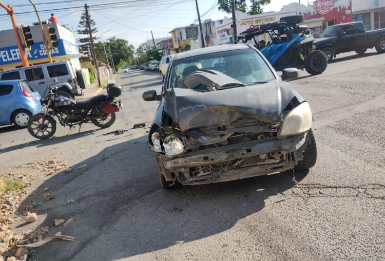 Fuerte choque vehicular en el crucero de calles 19 y Berriozábal