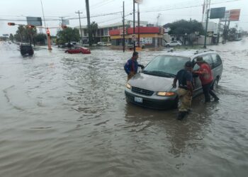 Lluvias generan caos vial y riegan basura no recolectada por Ayuntamiento en Victoria