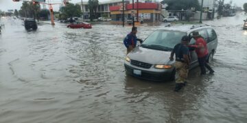 Lluvias generan caos vial y riegan basura no recolectada por Ayuntamiento en Victoria