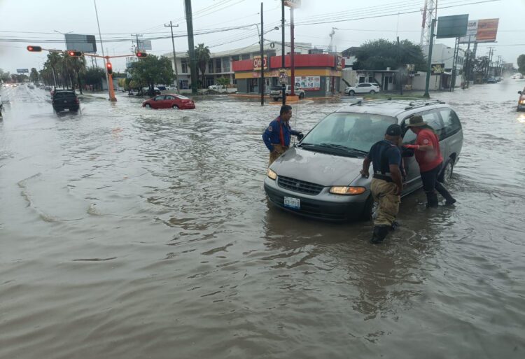 Lluvias generan caos vial y riegan basura no recolectada por Ayuntamiento en Victoria