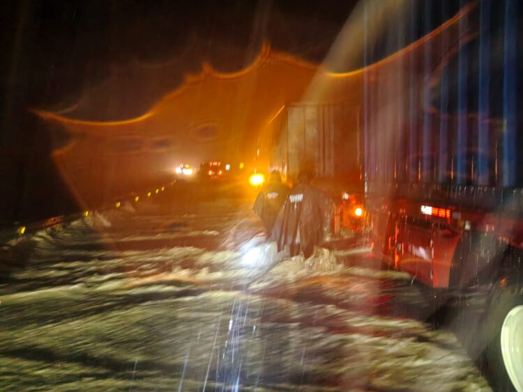 Cierre total de carretera Victoria-Tampico en González, por inundación