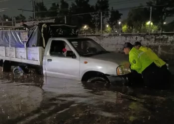 Equipos de emergencia rescataron 37 vehículos de inundaciones tras lluvias en CDMX