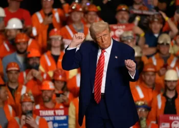 Trump firma decreto que eleva al 50% los aranceles al acero y el aluminio