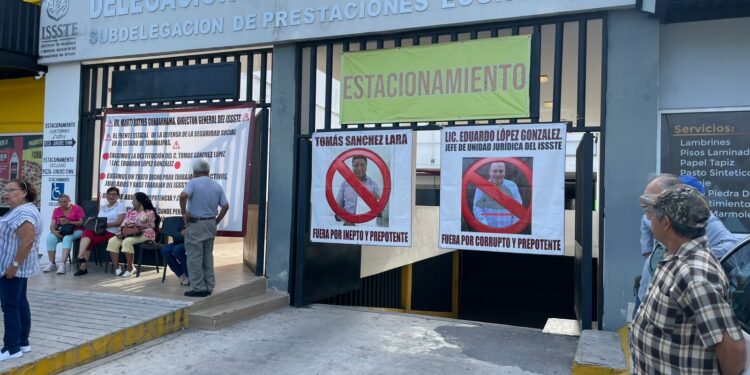 Nueva protesta contra funcionario del ISSSTE