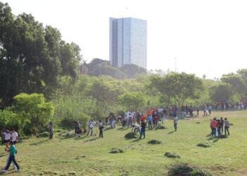 Limpian ciudadanos el cauce del río San Marcos en Victoria