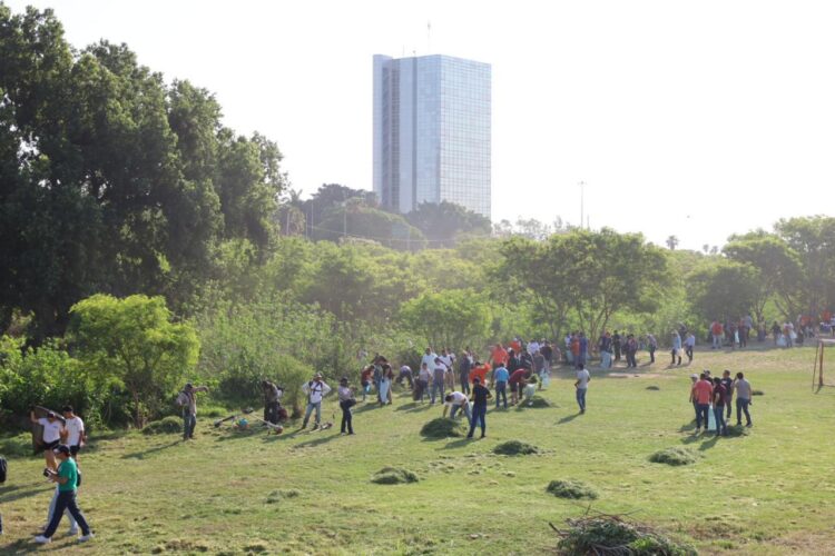 Limpian ciudadanos el cauce del río San Marcos en Victoria