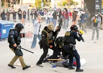 Redadas desatan la furia de migrantes; al menos 45 detenidos en Los Ángeles, California