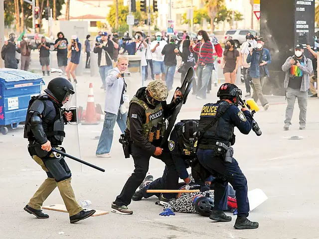 Redadas desatan la furia de migrantes; al menos 45 detenidos en Los Ángeles, California