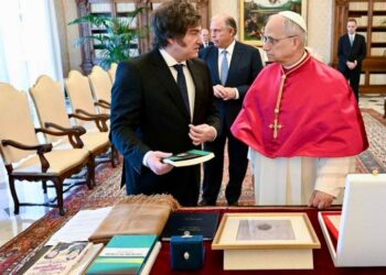 Javier Milei fue recibido por el papa León XIV en el Vaticano; abordaron pobreza y paz
