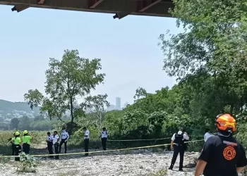 Mujer suicida se lanza desde el puente atirantado en Nuevo León