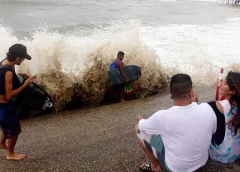 Bárbara se intensifica a huracán categoría 1 a su paso por Colima y Jalisco