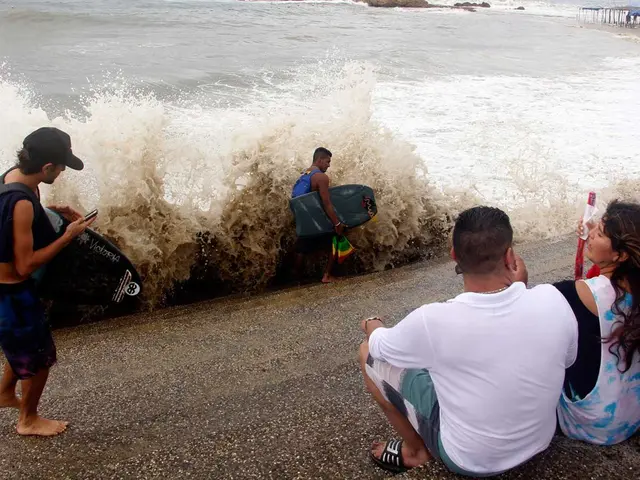 Bárbara se intensifica a huracán categoría 1 a su paso por Colima y Jalisco